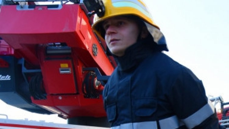 "Рено" едвам не взриви сграда на "Кап. Райчо". Дърво падна върху "Сеат" в "Чайка"