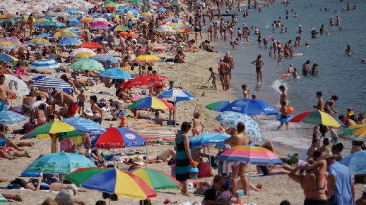 Туристи ще се жалват на плажа