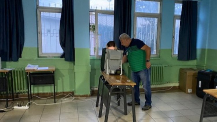 Близо 12 000 са гласували в 51 секции в Истанбул