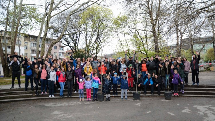Засадиха 100 дървета в Морската градина във Варна