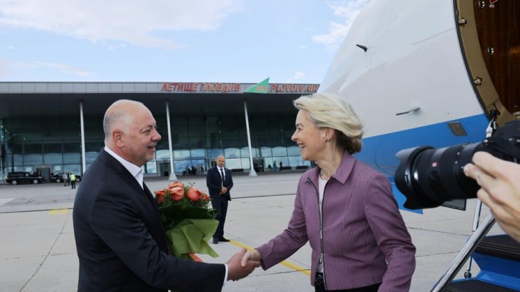 Желязков: Не разследваме ситуацията със самолета на фон дер Лайен