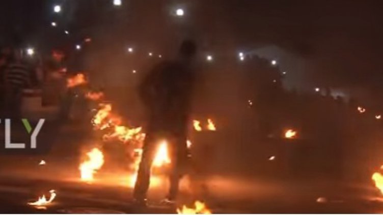 Опасно! Младежи се замерват с огнени топки (Видео)