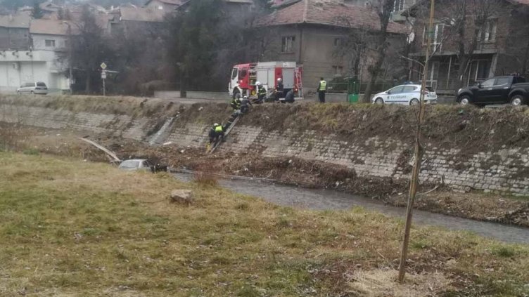 Кола падна в Струма, жена почина