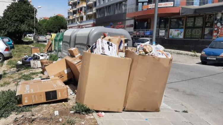 Боклуци и разбити улици продължават да мъчат жителите на "Възраждане I"
