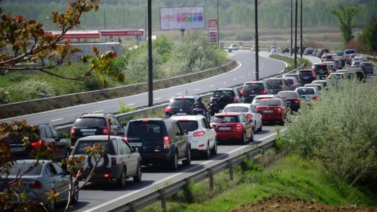 Бягаме от магистралните тапи по три шосета. Пестят нерви, а може и пари!