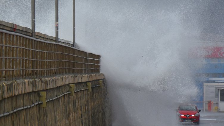 Морските вълни и днес прехвърляха варненския вълнолом (СНИМКИ)