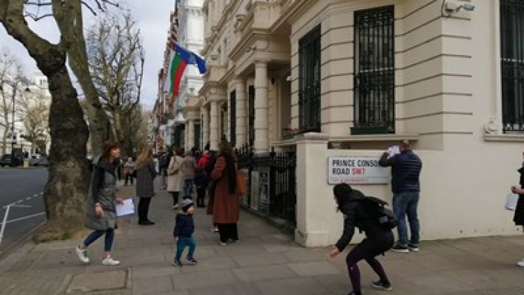 Хиляди българи с отказан статут на Острова. Какво ще правят след 30-ти?