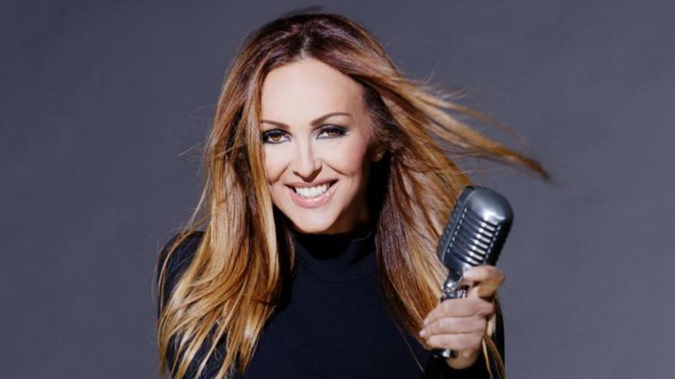 Глория с миза на треторазрядна певица