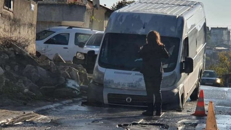 Улица във Варна погълна бус