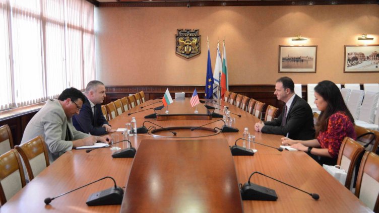 Кметът Иван Портних се срещна със зам.-посланика на САЩ у нас