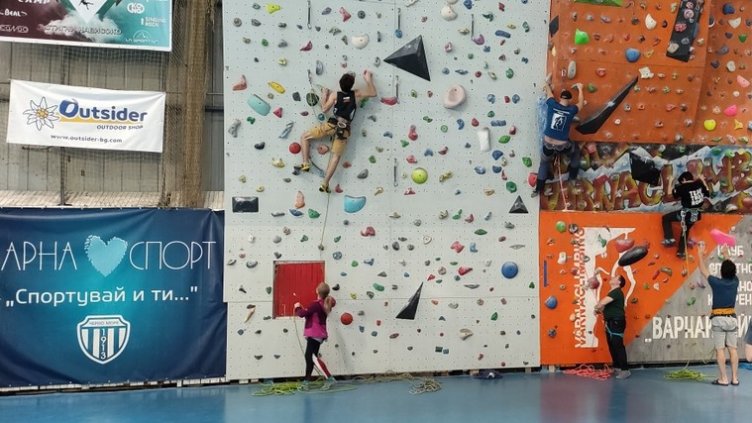 Над 100 състезатели се включват в състезание по катерене във Варна