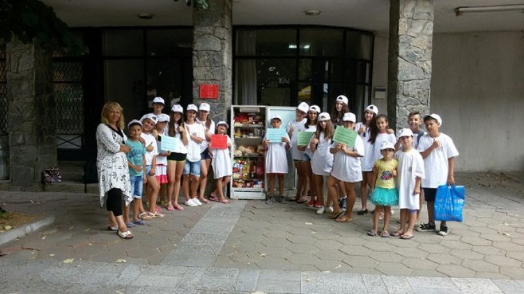 Деца пестиха от джобни, за да заредят хладилника за бедни