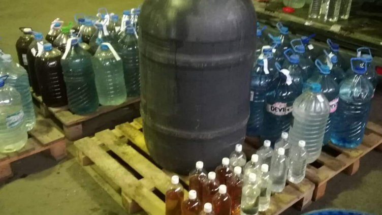 Тон нелегален алкохол откриха варненските митничари