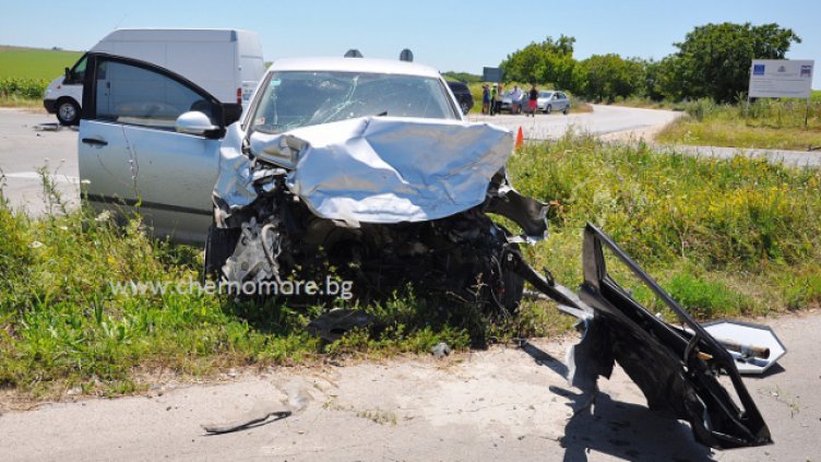 Тежка катастрофа на кръстовището за Долище се размина без жертви