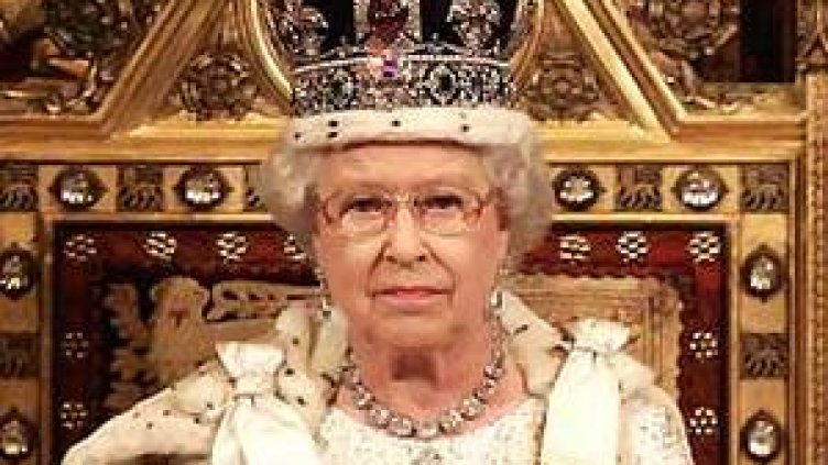 Кралицата кръсти кораб на себе си