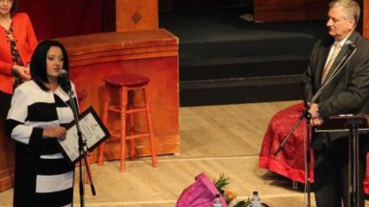 Лиляна Павлова получи годишната награда от председателя на на клуб ”Отворено Общество” - Варна, Свилен Спасов.