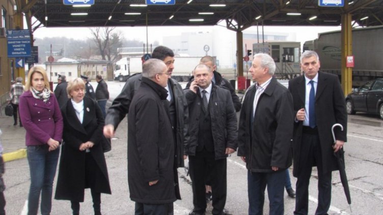 Герджиков: Срамота в 21 век да продаваме хартиени винетки на чужденците