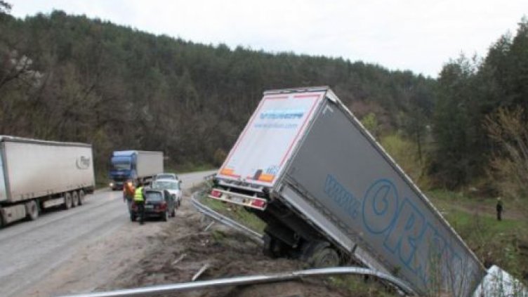 Турчин падна с ТИР-а си в река