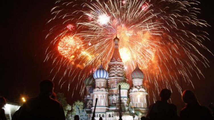 С грандиозно шоу и фойерверки завърши Денят на победата