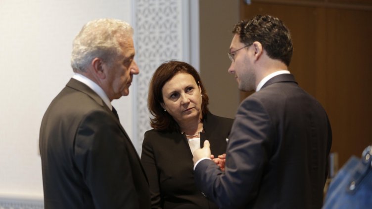 Еврокомисар Димитрис Аврамопулос:  България играе много важна роля за справянето  с миграционната криза