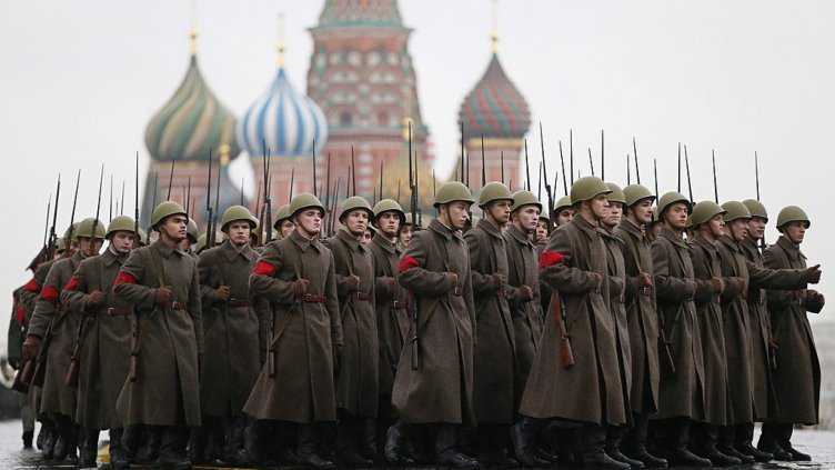 Тържествен марш в Москва премина през Червения площад в столицата