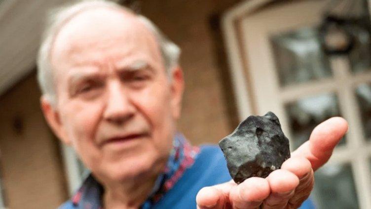 Част от метеорит падна върху жилищна сграда в Германия