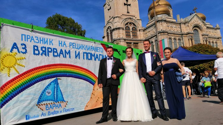 Младоженци предадоха капачки преди венчавката си във Варна (СНИМКИ)