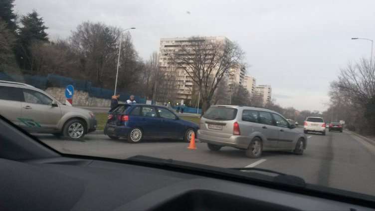 Катастрофа предизвика задръствания около Военноморското училище във Варна