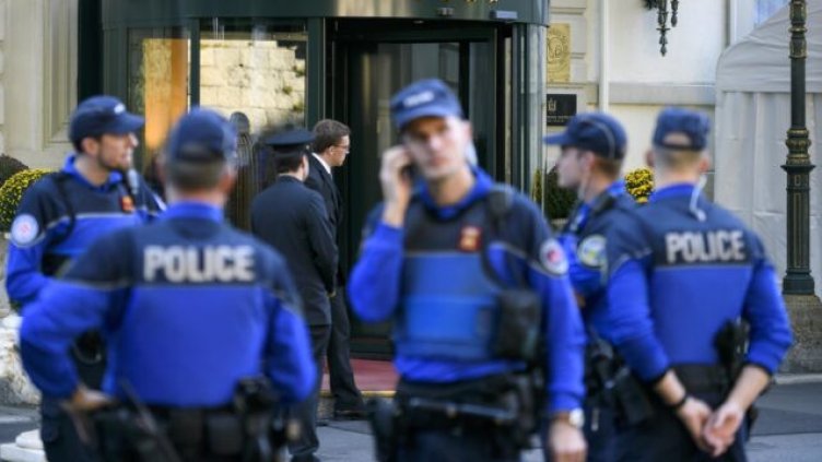 Френските размирици излязоха извън граница