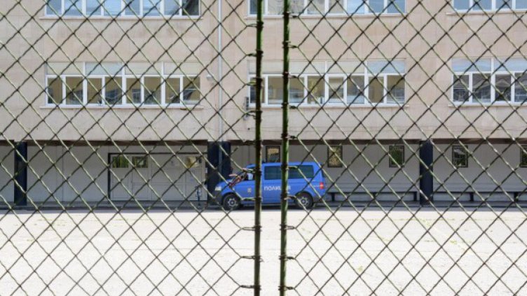 Ученик към учител: Ще ти счупя краката!