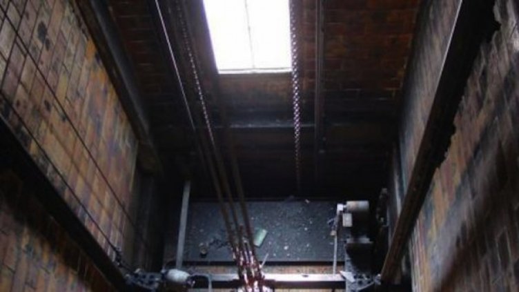 Майчинска прегръдка спасила 3-годишната Ева в падналия асансьор в кв. „Свобода”