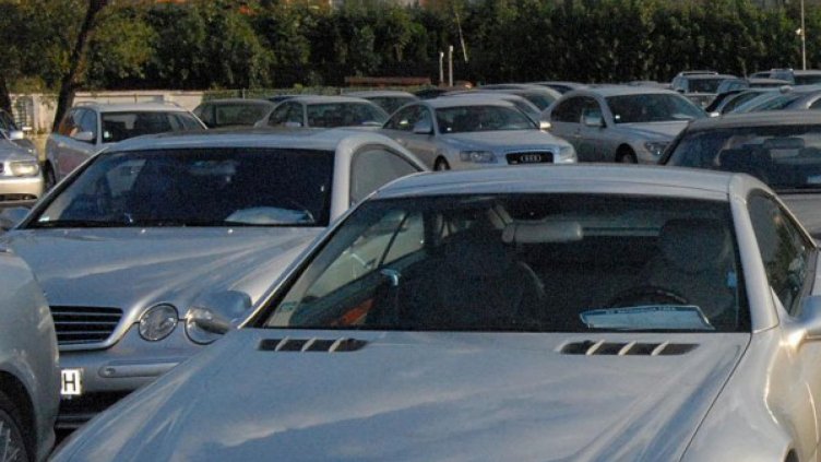 Данъчни и полицаи погнаха автокъщите