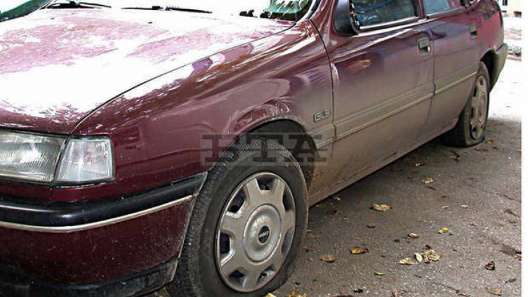 Неизвестен е надупчил 17 гуми на шест автомобила в Раднево