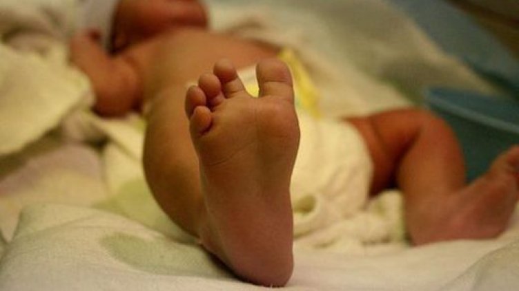 Серия уникални операции в "Пирогов" спасиха бебе, родено без половината си органи