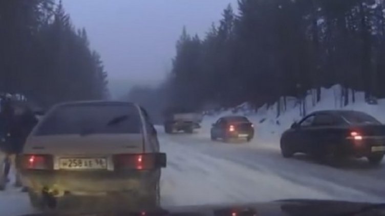Боулинг с коли или защо зимните гуми не са достатъчни (ВИДЕО)