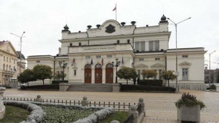 Депутатите се скараха за връщането на хартиената бюлетина