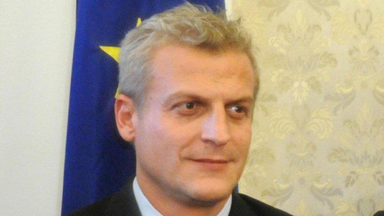 Не успее ли реформаторското усилие, пътят е "Путин" или "Чавес"