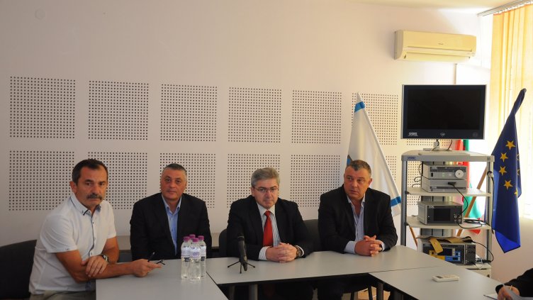 Новата артроскопска техника предоставя и отлични възможности за диагностика и наблюдение, каза доц. д-р Димитър Райков, ръководител на катедрата по ортопедия и травматология в МУ – Варна(вляво).