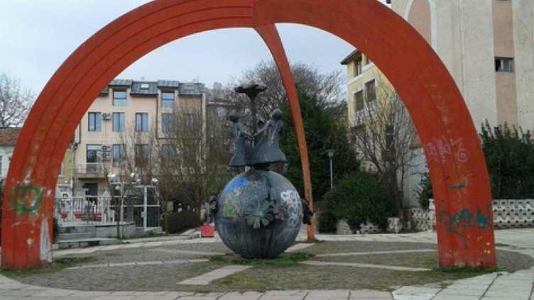 С Ленински съботник почистват площадчето зад Кукления театър