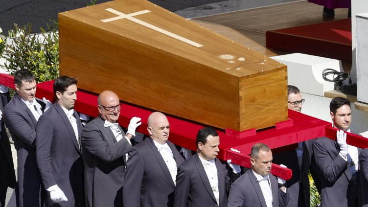 200 000 души отдадоха последна почит на папа Франциск