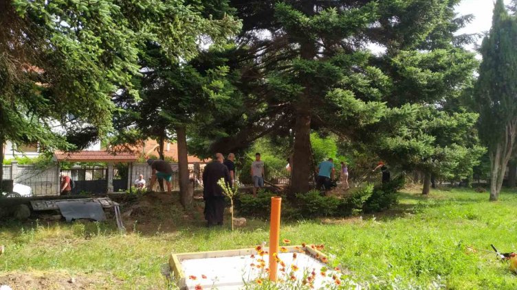 Доброволци почистиха двора на 100-годишната църква в село Звездица (ВИДЕО)