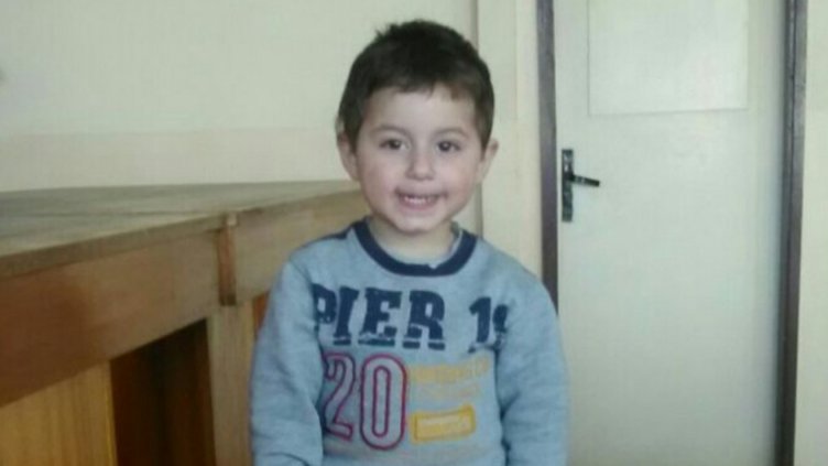 Полицията намери момченце, издирва роднините му