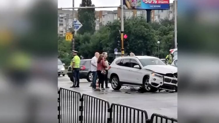 Полицай блъсна жената на Рашков (СНИМКИ)