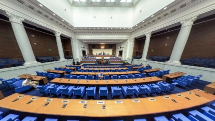 Депутатите пак се местят в бившия партиен дом