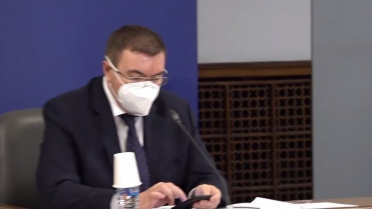 Здравният министър e с отрицателен PCR