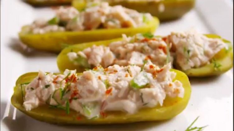 Пълнени кисели краставички с риба тон
