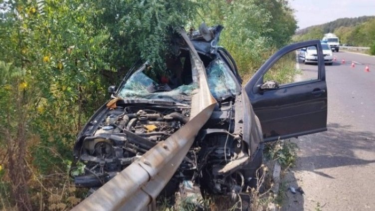 Младежи оцеляха по чудо след адска катастрофа