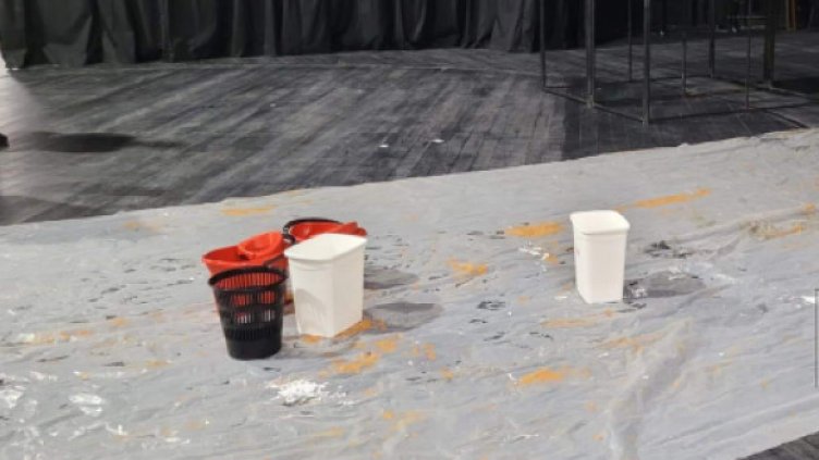 Покривът на ремонтираната сцена "Филиал" продължава да тече