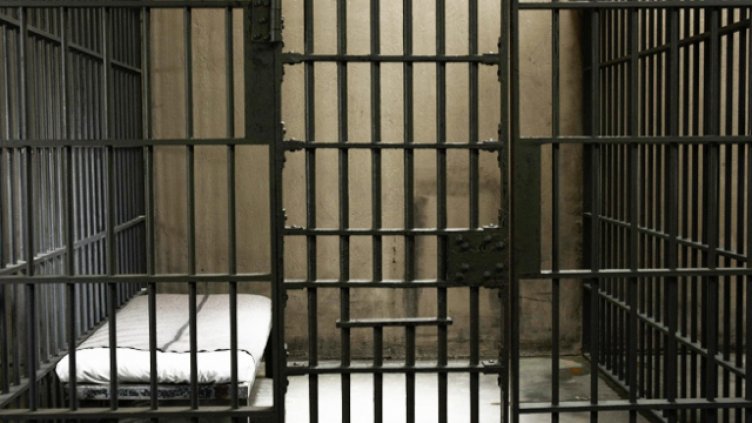 2 години затвор за баща, блудствал с дъщеря си