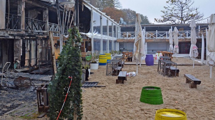 Култов крайбрежен бар във Варна в пламъци. Инцидент или палеж? СНИМКИ